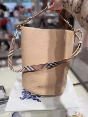 Sale ends 4/19 Burberry Pebbled Leather bucket bag black beige $1650